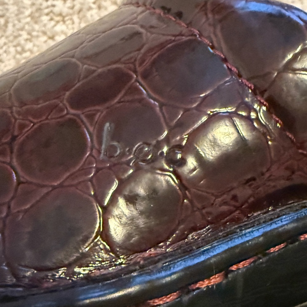 b.o.c Born Burgundy Faux Leather Croc Reptile Closed Back Clogs Size 7.5 Slip On - Picture 5 of 10